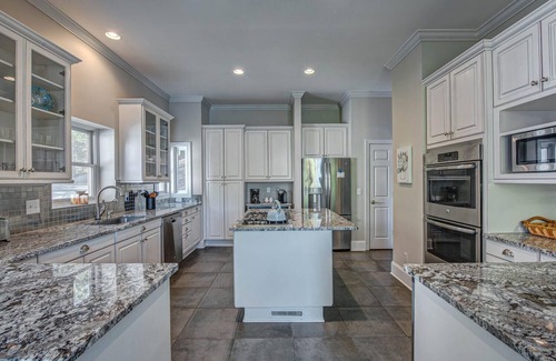 Bowling Green House | Unwind at Paradise at the Palisades with Lake Views & Spa