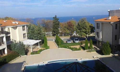 Budjaka Apartment | Explore Paradise Bay D8: Oceanfront Bliss with Pool
