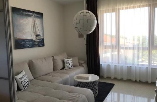 Budjaka Apartment | Explore Paradise Bay D8: Oceanfront Bliss with Pool