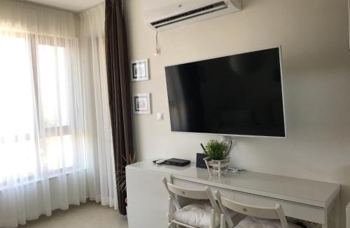 Budjaka Apartment | Explore Paradise Bay D8: Oceanfront Bliss with Pool
