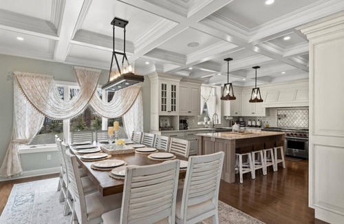 Cleverdale House | Idyllic Paradise Bay: Lake View, Spa & Family-Friendly Retreat
