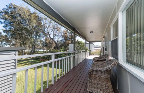 Sanctuary Point House | Beautiful Paradise Bungalow with Waterfront Views & Pool