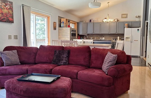Rapid City House | Idyllic Retreat by the Creek with Hot Tub and Music