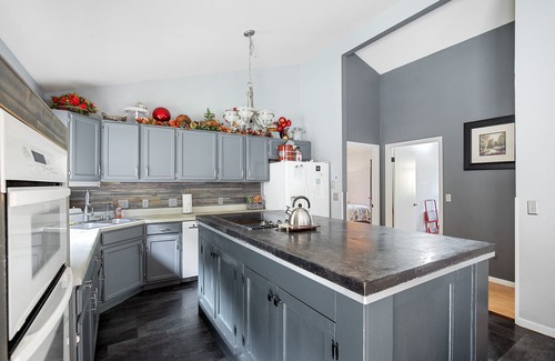 Rapid City House | Idyllic Retreat by the Creek with Hot Tub and Music