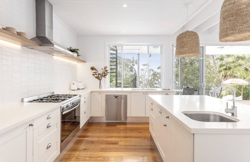 Green Point House | Tranquil Paradise by the Lake: Spa, Pool & Hot Tub Awaits