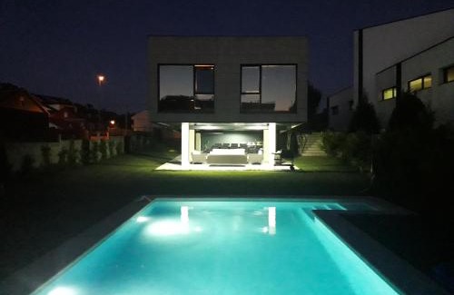 O Ribeiro Villa | Serene Stays at Paradise Cambados with Oceanfront Pool