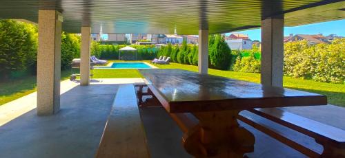 O Ribeiro Villa | Serene Stays at Paradise Cambados with Oceanfront Pool