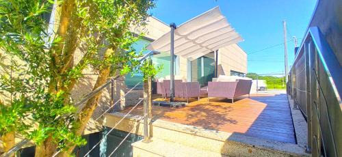 O Ribeiro Villa | Serene Stays at Paradise Cambados with Oceanfront Pool