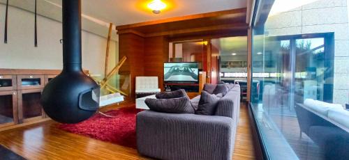O Ribeiro Villa | Serene Stays at Paradise Cambados with Oceanfront Pool