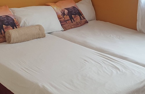 Grootfontein Cabin | Relax at Paradise Camp: Family-Friendly with Ocean Views