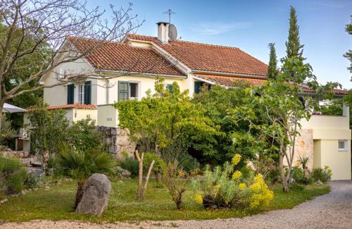 Kras Villa | Paradise City: 4-Star Family Retreat with Pool Access