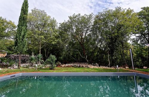 Kras Villa | Paradise City: 4-Star Family Retreat with Pool Access