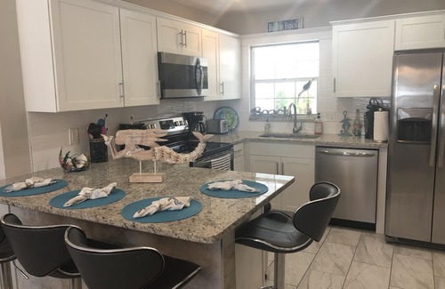 Bradenton House | Escape to Paradise Cove: Contactless Check-In & Poolside Bliss