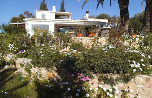 Vale de Centianes Villa | Guest Rated Paradise: Oceanfront Poolside Escape Awaits