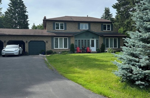 York Regional Municipality House | Discover Paradise Palace: Poolside Retreat with Ocean Views