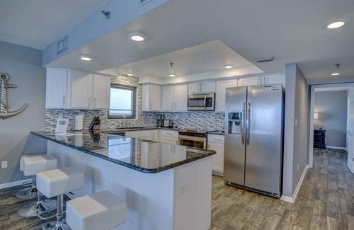 Thomas Drive Condo | Discover Beachfront Paradise with Ocean Views & Pool Access