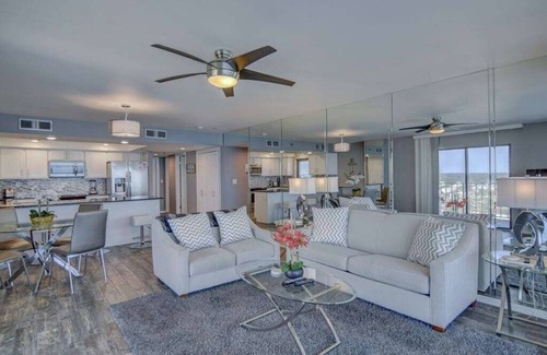 Thomas Drive Condo | Discover Beachfront Paradise with Ocean Views & Pool Access