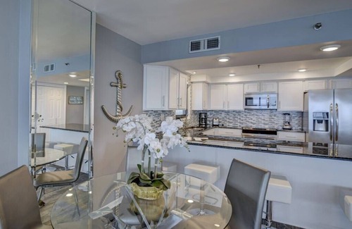 Thomas Drive Condo | Discover Beachfront Paradise with Ocean Views & Pool Access