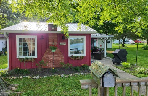 Mattoon House | Tranquil Lake House Getaway with Scenic Views & Breakfast