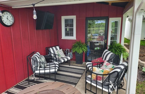 Mattoon House | Tranquil Lake House Getaway with Scenic Views & Breakfast