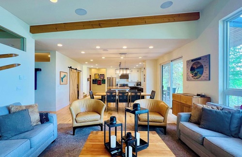 Marion House | Discover Paradise: Modern Home with Lake View & Breakfast