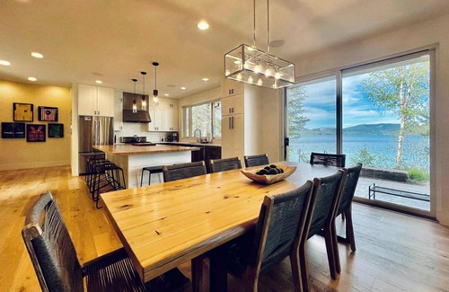Marion House | Discover Paradise: Modern Home with Lake View & Breakfast