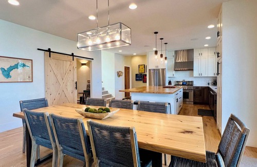 Marion House | Discover Paradise: Modern Home with Lake View & Breakfast