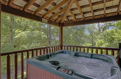 Sevierville House | Experience Paradise at Glenn Haven with Inviting Hot Tub