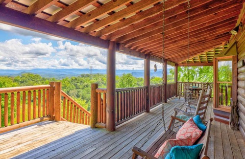 Sevierville House | Experience Paradise at Glenn Haven with Inviting Hot Tub