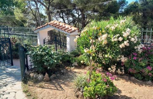 Ormos Agiou Ioannou House | Paradise: Family & Pet-Friendly Retreat with Top Ratings