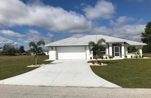 White Marsh Villa | Paradise Home, Tranquil canal view 3-BDR in Golfers paradise