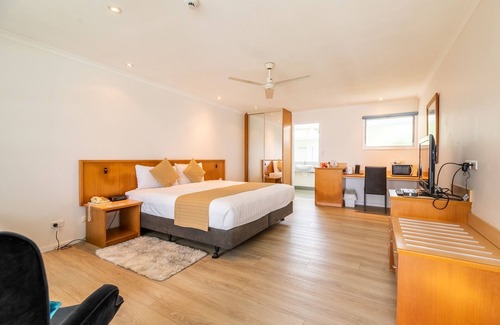Burnt Pine Hotel | Serene Paradise Hotel and Resort with Pool & Ocean Views