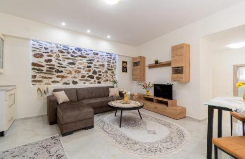 Paradhisos Apartment | Discover Paradise House: Family-Friendly with Hot Tub & Kitchen