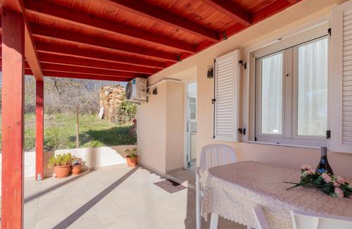 Paradhisos Apartment | Discover Paradise House: Family-Friendly with Hot Tub & Kitchen
