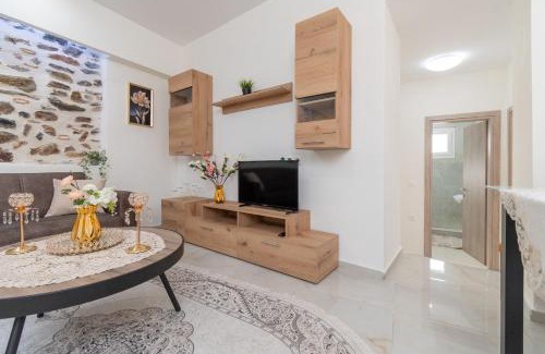 Paradhisos Apartment | Discover Paradise House: Family-Friendly with Hot Tub & Kitchen
