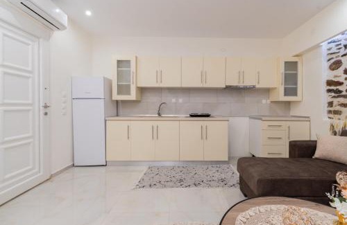 Paradhisos Apartment | Discover Paradise House: Family-Friendly with Hot Tub & Kitchen