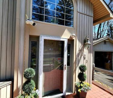 Pocono Summit House | Ideal Retreat in Poconos: Fast Internet & Top Attractions