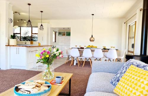 Rotorua House | Tranquil Retreat at Paradise in Rotorua with Pool Access