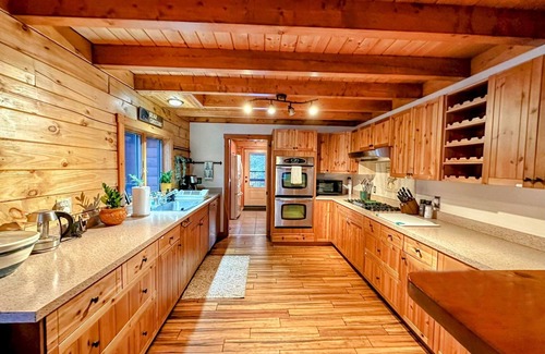 Naples House | Experience Paradise in the Lakes Region with Premier Amenities
