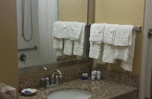 Towanda Hotel | Inviting Paradise Inn & Suites: Family-Friendly Comfort Awaits