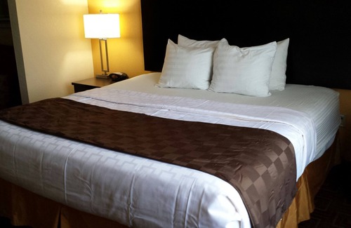 Towanda Hotel | Inviting Paradise Inn & Suites: Family-Friendly Comfort Awaits