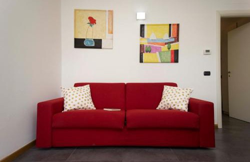 Sale Marasino Apartment | Paradise: Oceanfront Hotel with Pool & Pet-Friendly Amenities
