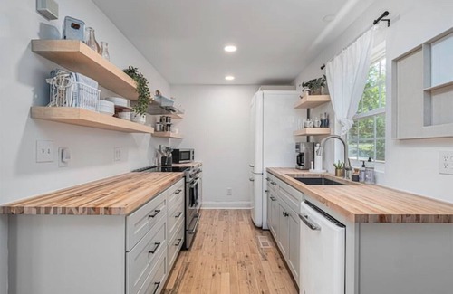 Belmont House | Paradise Lake House: Guest Rated 10/10 with Ocean Views