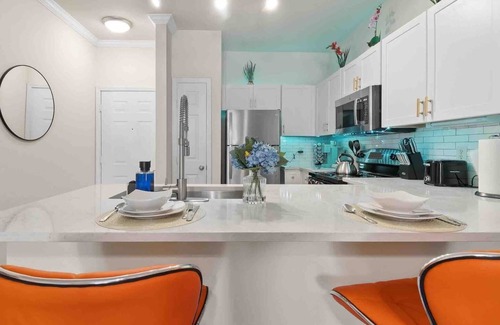 Houston Apartment | Beautiful Paradise Land: 1BR Pool View Near Attractions
