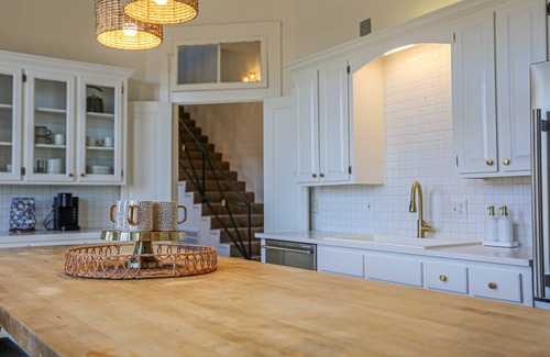 Natchez Apartment | Paradise Loft | 3/2.5, King Beds, Heart of Downtown, Full Kitchen/Wet Bar, Streaming TV