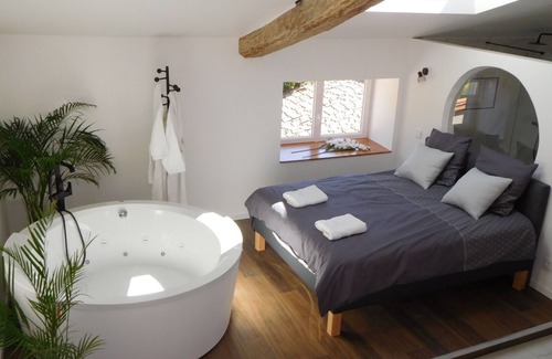 Montjustin Apartment | Experience Paradise Love in Provence - Loft Étoilé with Spa