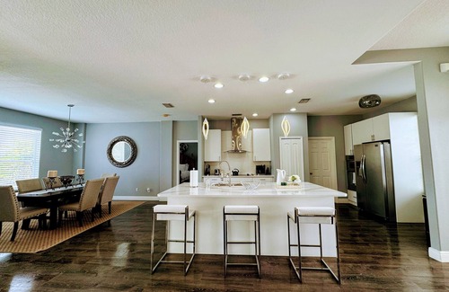 Mandalay House | Unforgettable Stay Near IMG Academy and Siesta Key Beach