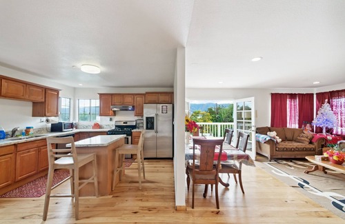Lake Elsinore House | Experience Paradise On Earth: 3 Bedroom Residence Awaits
