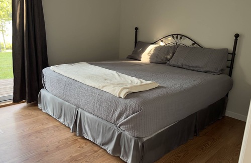Saint John House | Serene Getaway at Paradise on Lake Douglas with Breakfast