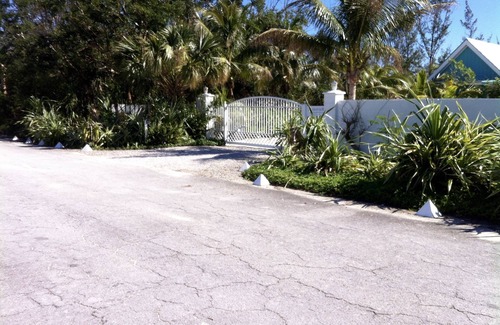 Freeport Cottage | Beachfront Retreat with Spa & Ocean Views, Rated 9.6/10